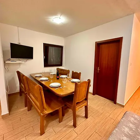 In 44151 Apartment